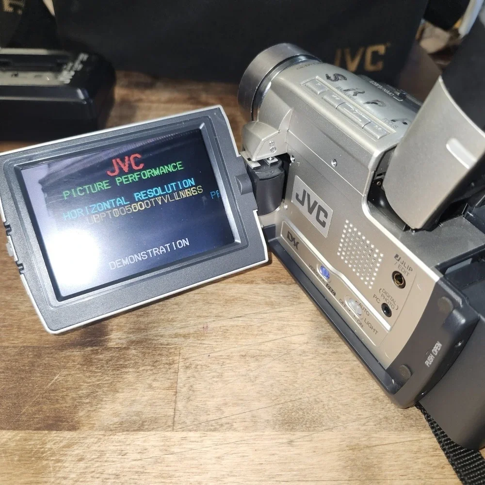 JVC GR-DVL805U Camcorder Silver W/ BATTERIES, CASE, CHARGER & Cords WORKS